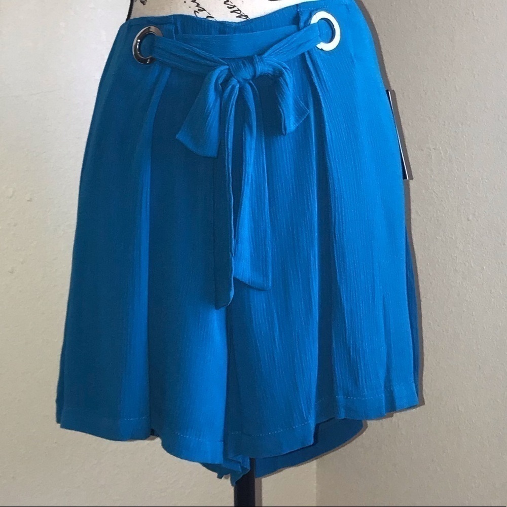 🌻Guess  Chico Grommet shorts NWT size large